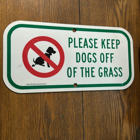 Sign: PLEASE KEEP DOGS OFF THE GRASS - Picture 1 of 2